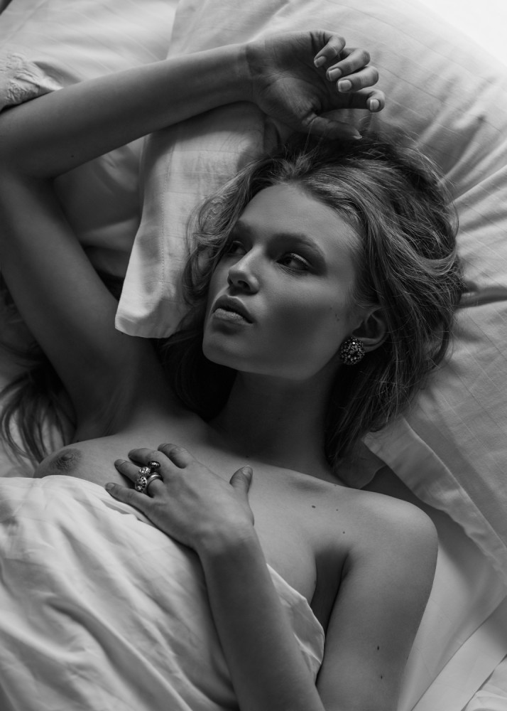Leica-S-Magazine-Digital-Feature-Anna-Daki-Nudes-13