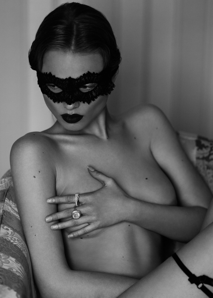 Leica-S-Magazine-Digital-Feature-Anna-Daki-Nudes-06