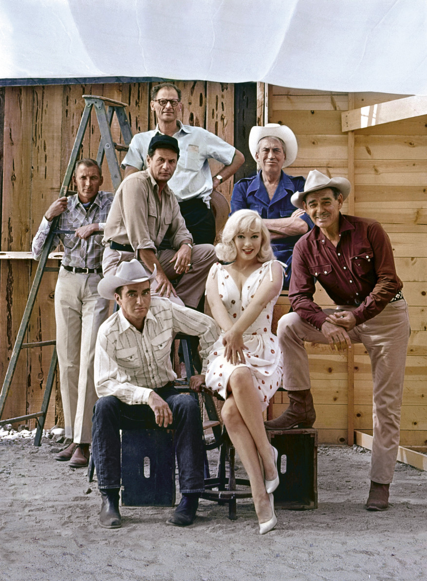 Elliott-Erwitt_Reno-Nevada_1960_Set-the-misfits_FrankTaylor_MontgomeryClift_EliWallach_ArthurMiller_MarilynMonroe_JohnHouston_ClarkGable